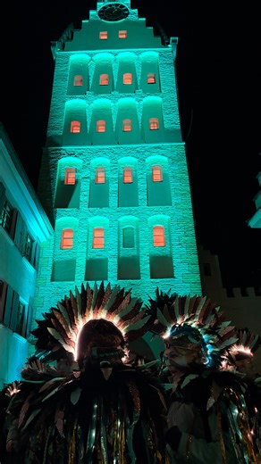 •Unser Gefieder steht uns immer noch zu Berge! 🪶 Und Gänsehautmomente wirken nach 🫶 Es ist immer wieder so unfassbar schön für uns, wenn wir entlang der Hauptstraße unseren Fans entgegen laufen. Wird dann auch noch unser neues Kostüm präsentiert, ist die Aufregung und Vorfreude kaum in Worte zu fassen. Wir lieben unser Städtle und die Weißahoarer Fasnacht ❣️ Auch unsere erste After-Opening Party in der Schranne war ein voller Erfolg! Mit euch zu feiern hat den Abend perfekt gemacht 🤎 🎥 Openi