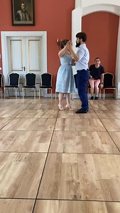 When we teach our milonga building blocks, it all comes down to 4 techniques. You could get by with the 2 essential ones - milonga lisa and traspié - but we always like to give you more options so you can choose for yourself what suits your style and preferences. When we social dance and perform, we always use all 4. We can easily switch between them and adjust them to whatever is happening in the music. They allow us to interpret any milonga by any orchestra and at any tempo. Sprinkle a bit of 