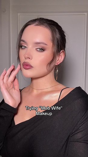 Achieve the Mob Wife Look with Ella Zhukova's Makeup Tutorial