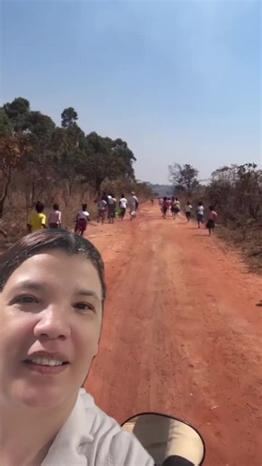 Vídeo dos irmãos angolanos correndo para não perder o batismo na água
