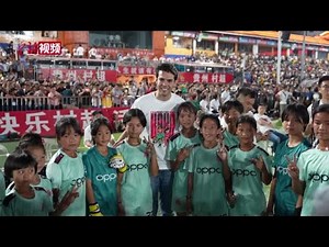 卡卡现身贵州“村超”：鼓励孩子们勇敢逐梦