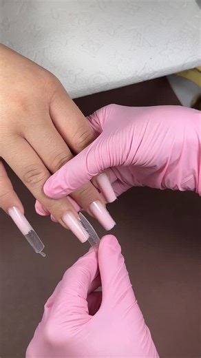 Sthefani Calderón on Instagram: "✨ Dual Form + Builder Gel ✨ Menos tiempo en mesa, menos limado y más perfección Una técnica que te permite lograr uñas uniformes, resistentes y con un acabado limpio y natural, sin olores fuertes y con mayor control del producto. Ideal para uñas naturales, refuerzos y extensiones 🤍 Resultados profesionales que tus clientas aman y que elevan tu trabajo como manicurista. ¿Ya la estás usando o quieres aprenderla? 👀✨ #BuilderGel #DualForm #ManicuraProfesional #Uñas