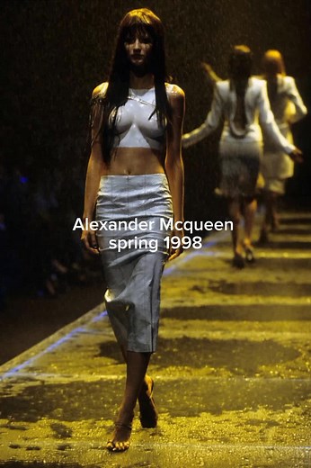 Desfile de Alexander McQueen Spring 1998 com Gisele