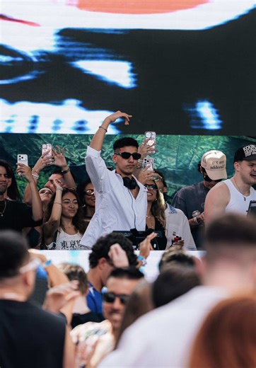 @omarrplus dropping ‘Make Believe’ at our Miami pool party ♨️ #omarplus #lukedean #techhouse #miamibeach #sagamorehotel