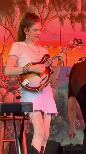 She Gets in the Groove with Band! 👧 #EMD #bluegrass