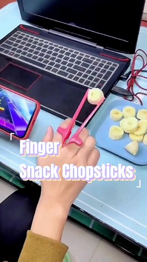 best tool for snacks lover, finally i can play computer and eat snacks at the same time without dirty oilly hand #lifehack ##lazyhack #shopping #goodthing #fyp #snack #snackchopsticks #fingerchopsticks