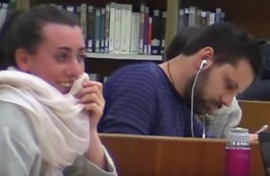 Caméra cachée : les écouteurs mal branchés à la bibliothèque