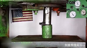 液压机挑战三星Note7电池, 你猜会不会爆炸呢?