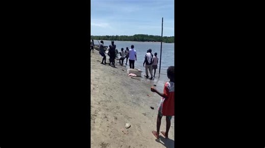 Locals catch giant grouper fish using simple fishing technique