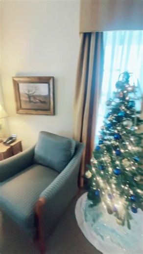 On the fifth day of Christmas, Boone Tavern’s cozy room is calling me… Five nutcrackers singing, Four decorated pillars blinging, Three gingerbread houses glistening, Two wine glasses clinking, One Christmas tree glowing, and the cookies waiting for me! Purchase our festive Christmas Tree package now until December 31, 2025! https://boonetavernhotel.com/packages?_gl=1*seavar*_gcl_aw*R0NMLjE3NjYyNDAyMDYuQ2owS0NRaUFyNW5LQmhDcEFSSXNBQ2FfTmlORjdDelVEN3p6VzcyeDJlUElxTVRFTVk1TW5mZEVRdVpKR0pUdDZiOHlBbE