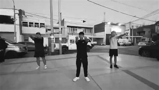 Clase con el profesor Piero Moya 👣🔥 Técnica, disciplina y energía en cada ensayo. Así se trabaja el verdadero Zapateo Afroperuano, paso a paso y desde cero. Formando bailarines con base, ritmo y seguridad 💪✨ 📍 Parque del Amor – Ica 🗓 Martes y jueves 📲 970 391 174 #ZapateoAfroperuano #PieroMoya #TallerDeDanza #NegritosDeIca #RitmoPeruano