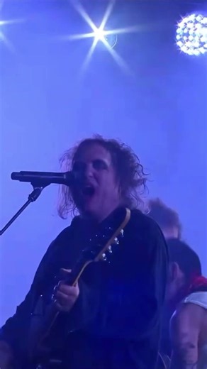 The Cure’s Robert Smith performing Boy’s Don’t Cry at Primavera Sound #primaverasound #thecure