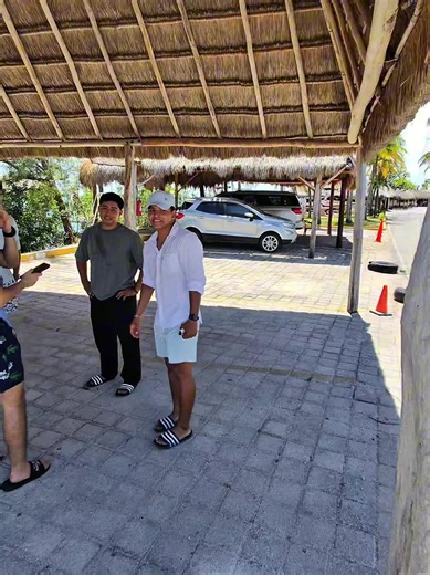 Los mejores yates con YachtByElCompa | paseo directo a Isla Mujeres