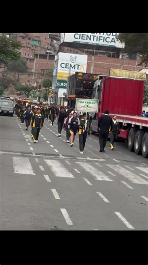 Preparación de la escolta del colegio El Agustino para concurso distrital