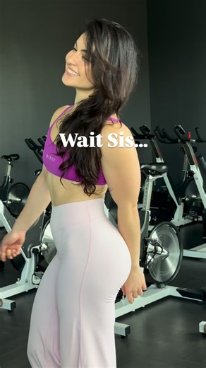 Mariana Matos | Sis, let’s talk form for a second 🤍 The seated cable row isn’t about how much weight you can move. It’s about control, intention and... | Instagram