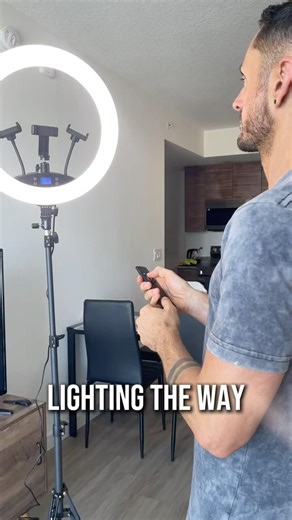 Beginner barber setting up his lighting💡