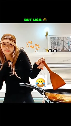 Everyone cooking like pros 👩🏻‍🍳Lisa: what is going on 🤣 #Blackpink #shorts #mostviral #subscribe