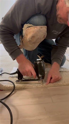 How to do a turn and tack transition doorway. #carpet #satisfying #diy #transition