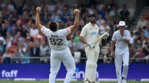 Matthew Potts makes the breakthrough wicket!