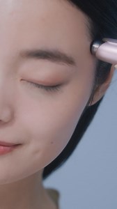 "凛と、美しく。 新登場！ステラボーテ『Beauty Face Stick Rin』 6月3日（火）発売開始！ 摩擦レスを極めた「ヒートジュエル」で、こすらず流したり、やさしく押したり、約41℃の温感ケアしたりできる、独自の「シルクタッチ4Dローラー」による、めぐらせて上げる刺激。 特殊スプリングの「エフェクトロッド」で、表情筋をほぐして筋膜リリースしたり、EMSで鍛えて美顔トレーニングをしたりできる、ポスポスを極めた、憧れ顔へと押し上げる刺激。 表情も笑顔も、しっかり上がるWリフトケアで、感動さえ覚える、凛とした素顔へ。 #ステラスティック #BeautyFaceStickRin #ビューティフェイススティックリン #BeautyFaceStick #BFS #STELLABEAUTE #ステラボーテ" | Stella Beaute