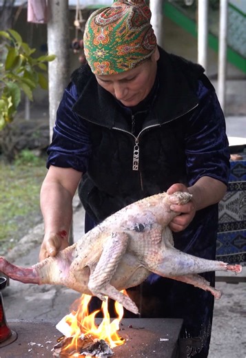 The star of our New Year's table is ready! 🦃🎉 A beautifully roasted turkey, smiling children, and a warm family table... What more could you want to welcome the new year with happiness? ❤️ Bon appétit, happy holidays! ✨🎄 #newyear #newyeardinner #turkeorecipe #newyearturkey #cookingwithkids