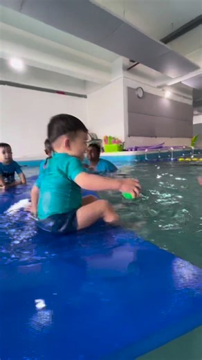 📣📢Attention, Parents! Introduce your little ones to the benefits of swimming from an early age. Join our community of over 30,000 happy parents. Our trained coaches and proven curriculum ensure a fantastic swimming experience. We prioritize building essential water safety skills, enhancing physical fitness, and fostering unwavering confidence in the water🏊‍♂️ Through our engaging lessons, your little ones will not only learn vital swimming techniques but also develop life skills that will sta