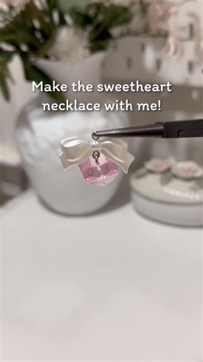 Probably one of my favorite necklaces, I just love the puffy heart so much Nails are from @mecatani !! | Beesbbcrystals