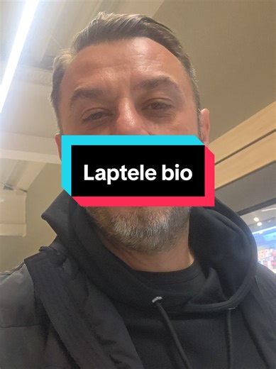 Când eram mici, programul „laptele și cornul” era pentru elevi. Gratuit, simplu, aproape banal. Primeai un corn ușor turtit și un lapte care părea mai mult o promisiune decât o băutură — dar era al tău. Fast forward în 2026: același „meniu” a urcat pe scara socială. Laptele și cornul nu mai sunt pentru copii… sunt pentru elite. Îți iei un lapte? Verifici întâi cursul valutar. Vrei și un corn? Îți faci credit. #lapte #viralvideo #romaniatiktok #viral #fouryou