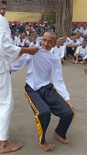 Teknik bela diri praktis untuk petugas keamanan.