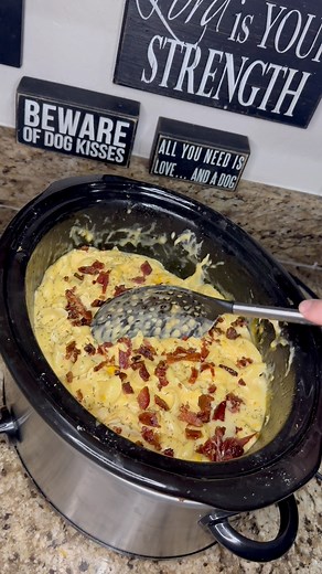 Crockpot Chicken Bacon Mac & Cheese #crockpotmacandcheese #chickenbaconmac #slowcookerrecipes #easycomfortfood | Recipes With Scotty