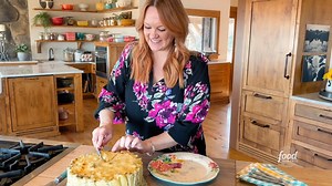 Forget the cheesecake — make PASTA in a springform pan! The Pioneer Woman - Ree Drummond goes for the WOW factor with her ricotta and pesto-stuffed jumbo pasta 🤯 See even more from Ree, Saturdays at 10a|9c and subscribe to discovery to stream more episodes of the show: http://discoverypl.us/34WCE6K. #discoveryplus Get the recipe: https://foodtv.com/3mn8ktD. | Food Network