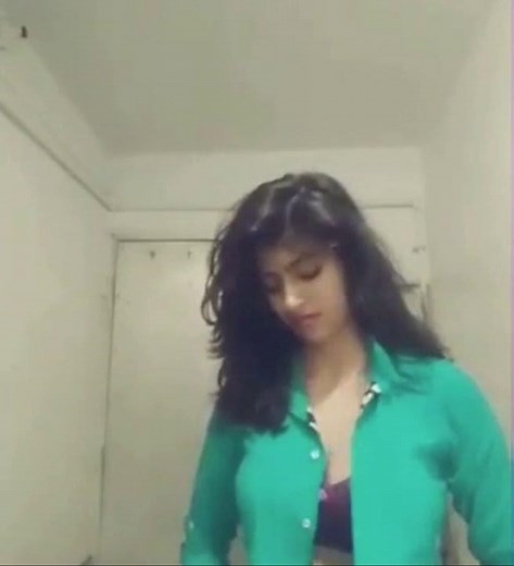 Indian Girl Showing her Boobs