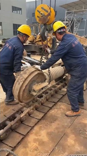 Excavator Chassis Disassembly: Heavy Machinery Maintenance Process