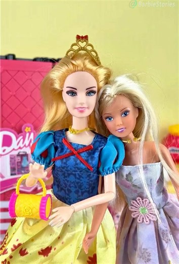 Barbie and Elsa are fighting over a dress!#cartoon #toyset #toys #barbie #elsa