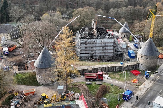 Nach Feuer im Schloss Hardenberg - Feuerwehr und THW noch im Einsatz
