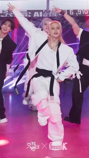 핊핋픸핐 | Stray Kids Felix on Instagram: "The first performance fancam for 'CEREMONY' and I'm obsessed! He looks so good and the choreo is  Music Bank 250822 YouTube  #felix #leefelix #felixlee #skz #straykids #straykidsfelix #felixstraykids #Yonglixx #felixfreckles #felixsunshine #felixpinkhair #cutefelix #용복 #필릭스 #フィリックス #kpop #kpopvisual #fyp #ceremony #karma #bangchan #changbin #han #seungmin #felixfancam"