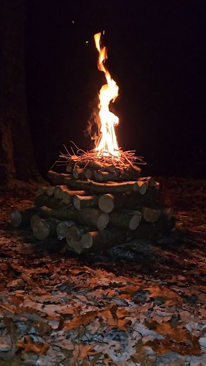 John on Instagram: "Camping out in the cold next to a pyramid fire, aka upside down fire that'll burn all night with little to no maintenance ⛺️🔥🪵 #camping #bushcraft #outdoors #survival #campfire #wildernessliving #selfreliance #offgrid #campinglife #outdoorlife #reels #fire #upsidedownfire #woodsmanskills"