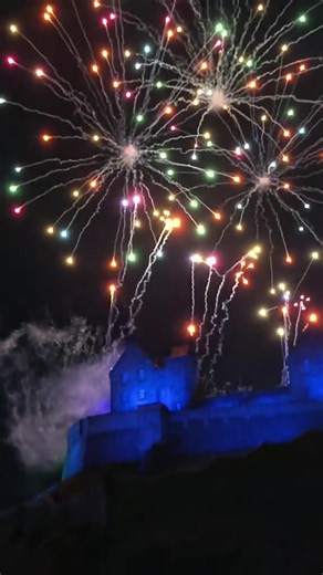 Happy New Year from Edinburgh 🏴󠁧󠁢󠁳󠁣󠁴󠁿❤️ #edinburgh #hogmanayedinburgh #travel #scotland #viaggiare