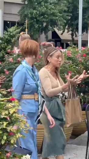 ✨ Spotted: Cynthia Nixon und Sarah Jessica Parker am Set von "And Just Like That …" | VOGUE Germany