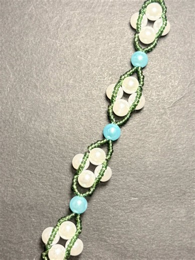 Easy Elegant Bracelet with Beads! Tutorial for beginners! ✨💚🤍 #bracelets #fyp #bracelettutorial #viral #bracelet