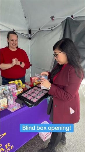 Natalie Gee doing a blind box!