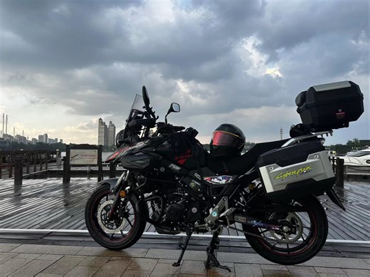 DL 250的重车身也有一些好处，刮台风的时候稳如老狗