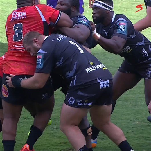 Ox Nche 🆚 Asenathi Ntlabakanye A heavyweight battle for the ages! That look from Ox in the middle of the collision is priceless 🤣 #SSRugby | #VURC | SuperSport Rugby