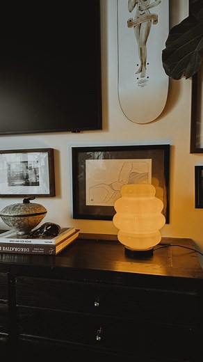 Nachdem die orange Version schon so gut ankam bei euch, gibt’s jetzt noch die Lampe mit der gelben KÄLLARHALS Vase. Und ich muss sagen - ich find die fast noch cuter 🤩 und das DIY hat einfach original 2 Minuten gedauert 😅 Was meint ihr? Welche Version gefällt euch besser? 🥰 Das braucht ihr: - KÄLLARHALS Vase - längliche LED-Glühbirne - Lampenfuß Alle Materialien hab ich wie immer im Story Highlight ,DIY Materialien‘ verlinkt 🧡 Und nein - das ist eine LED-Lampe - hier kann nichts zu brennen b