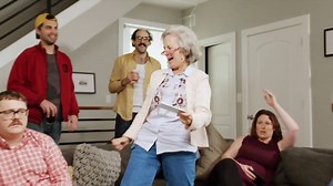 Knowledge is Power : un trailer avec une grand-mère qui met la misère aux plus jeunes