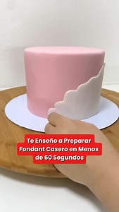 Aprende a preparar fondant casero paso a paso con una receta fácil y económica. Una técnica imprescindible para quienes quieren destacarse con sus pasteles personalizados y dominar la decoración en la pastelería. 👩‍🍳❤️ #fondantcasero #decoraciondepasteles #pastelesdecorados #reposteriacreativa #fondant #recetasdereposteria #pasteleria #emprendeconlareposteria | Universo Repostero