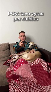 NAMINIAI LEDAI LAUKE ❄️🍦 Gera žinia tiems, kurie mėgsta šaldus desertus žiemą, o kai lauke minusas, tai nereikės net ledų aparato. Varom į kiemą gamint! Prireiks: 750ml grietinėlės (35%) 5 v. š. cukraus (nebuvo labai saldu, galit ir 6 dėt) 3 kiaušinio trynių (jei nebijot, dėkit žalius, aš savo pasterizavau namie 61C temp. 4 minutes) Gero šaukšto vanilės ekstrakto Dubens, šluotelės, šaukšto, pabarstukų ant viršaus, vaflių (arba indelių) ir druskos. Susirandam gerą pusnį, dubeniu įspaudžiame duob