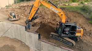 Dank einer sehr modernen und präzisen Hydrauliksteuerung, die Sie in allen CASE Baggern der D-Serie finden, geben CASE Bagger Ihnen die Möglichkeit, Ihre Arbeit schnell, sicher und mit minimalem Kraftstoffverbrauch sowie äußerst geringem Maschinenverschleiß zu erledigen. Erfahren Sie mehr unter: http://case.build/raupenbagger_de | CASE Construction Equipment