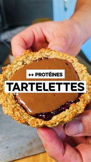 Recettes | Nutrition | Sport on Instagram: "Tartelettes Fruits rouges-Chocolat-Noisette 🥧 Macronutriments pour 1 tartelette : 211 kcal | 6g P | 31g G | 8g L Ingrédients pour 4 portions (4 tartelettes) : - 1 banane - 100g flocons d'avoine - 48g Pâte du Maître @raptor.nutrition - 1 oeuf - 100g fruits rouges - 1 cas graines de chia - 5cl eau Recette : - Dans un saladier, écrase la banane à l'aide d'une fourchette. - Ajoute l'oeuf et mélange l'ensemble puis incorpore les flocons d'avoine. - 