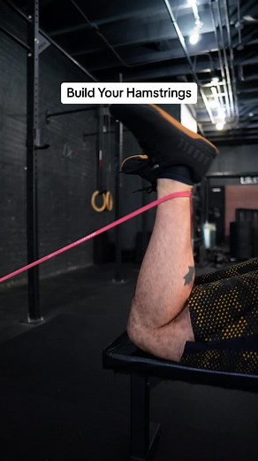 Sitting at a desk all day? Time to work on those hamstrings! This banded hamstring curl is an easy way to add more hamstring exercise to your life without needing an expensive gym. It's a must-try if you have weak hamstrings or knee issues. #hamstrings #training 💪🏼